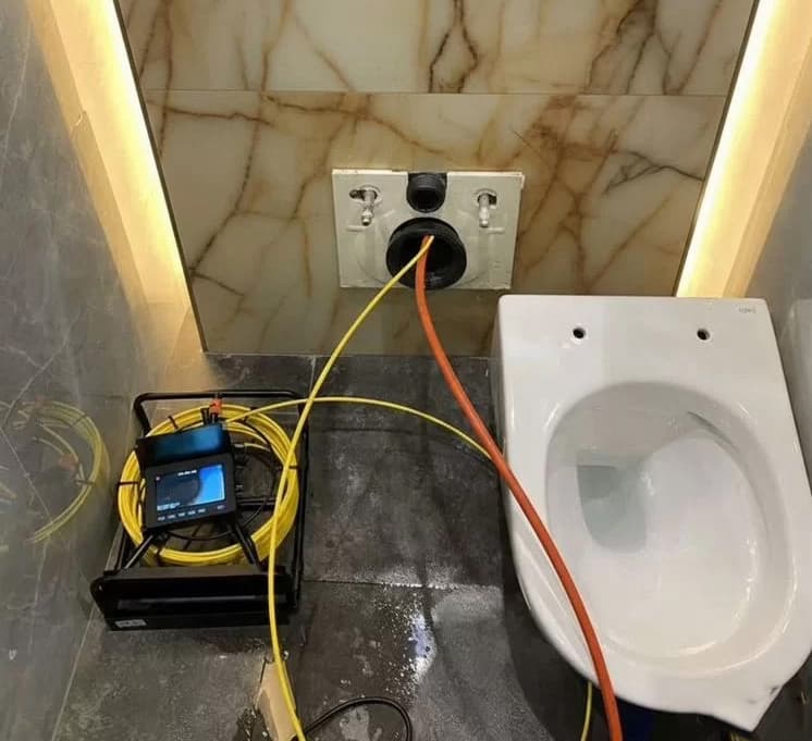 Ввод диагностической камеры через ревизию в ванной комнате