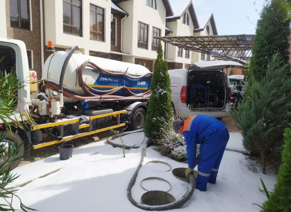 Специалист проводит гидродинамическую промывку трубопровода