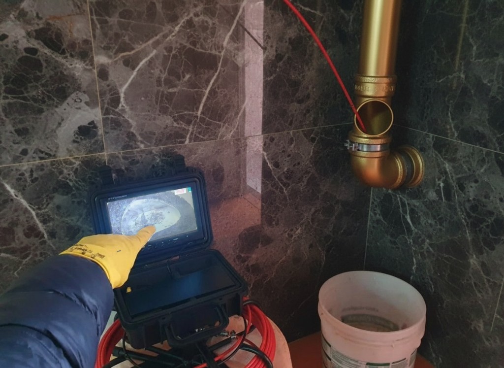 Специалист анализирует изображение с камеры на мониторе